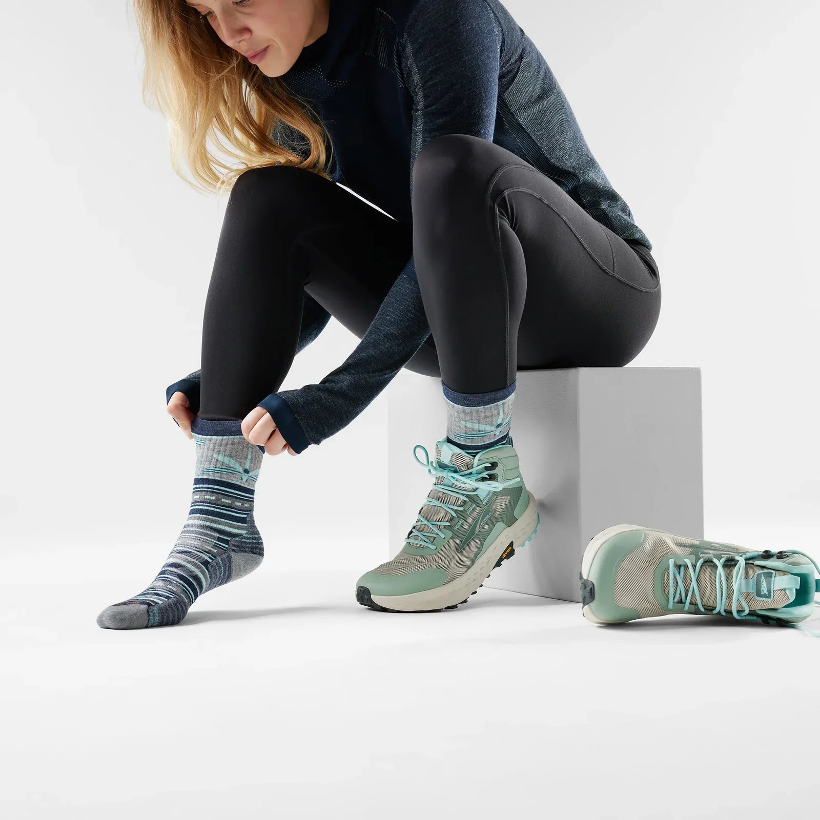 Smartwool - Women's Hike Targeted Cushion Dragon Stitch Mid Crew Socks - Deep Navy